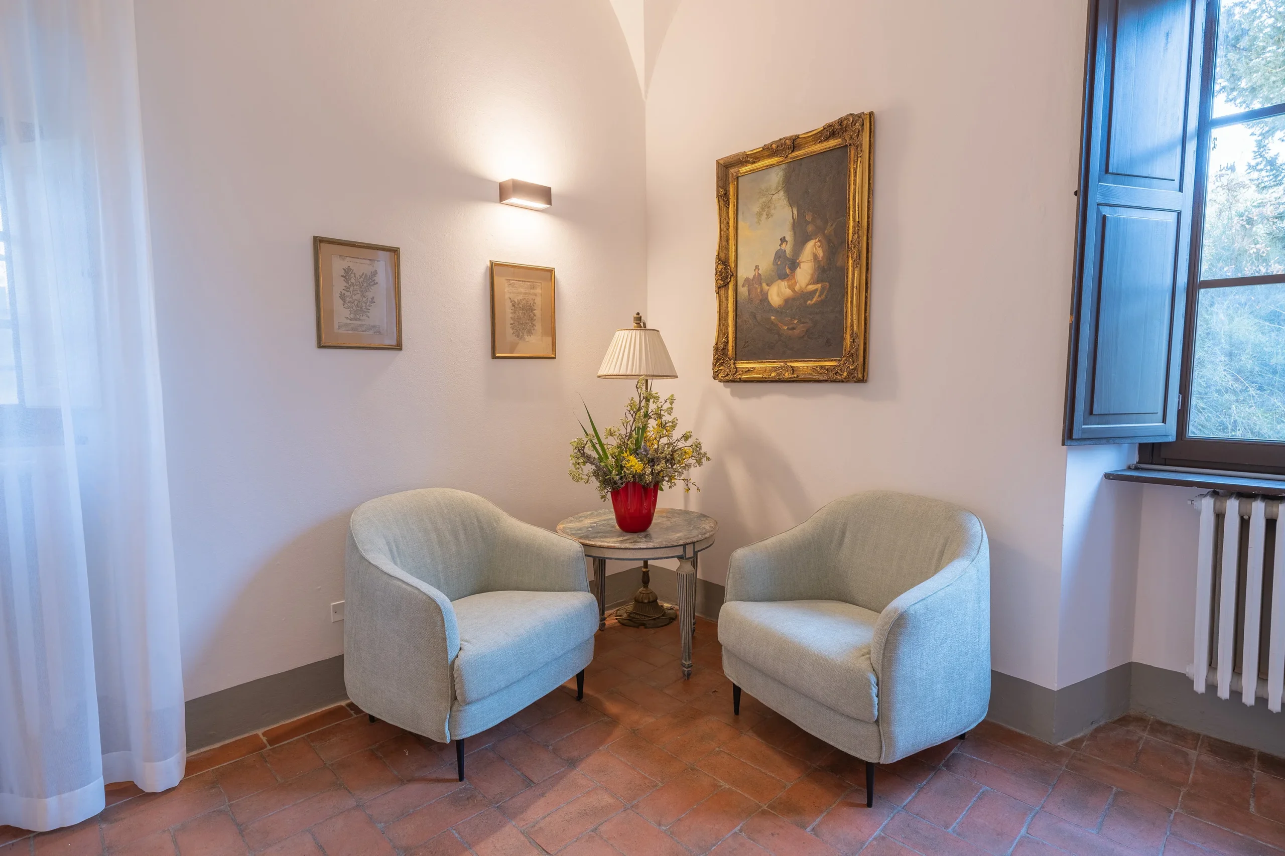 Angolo salotto con due poltrone e tavolino