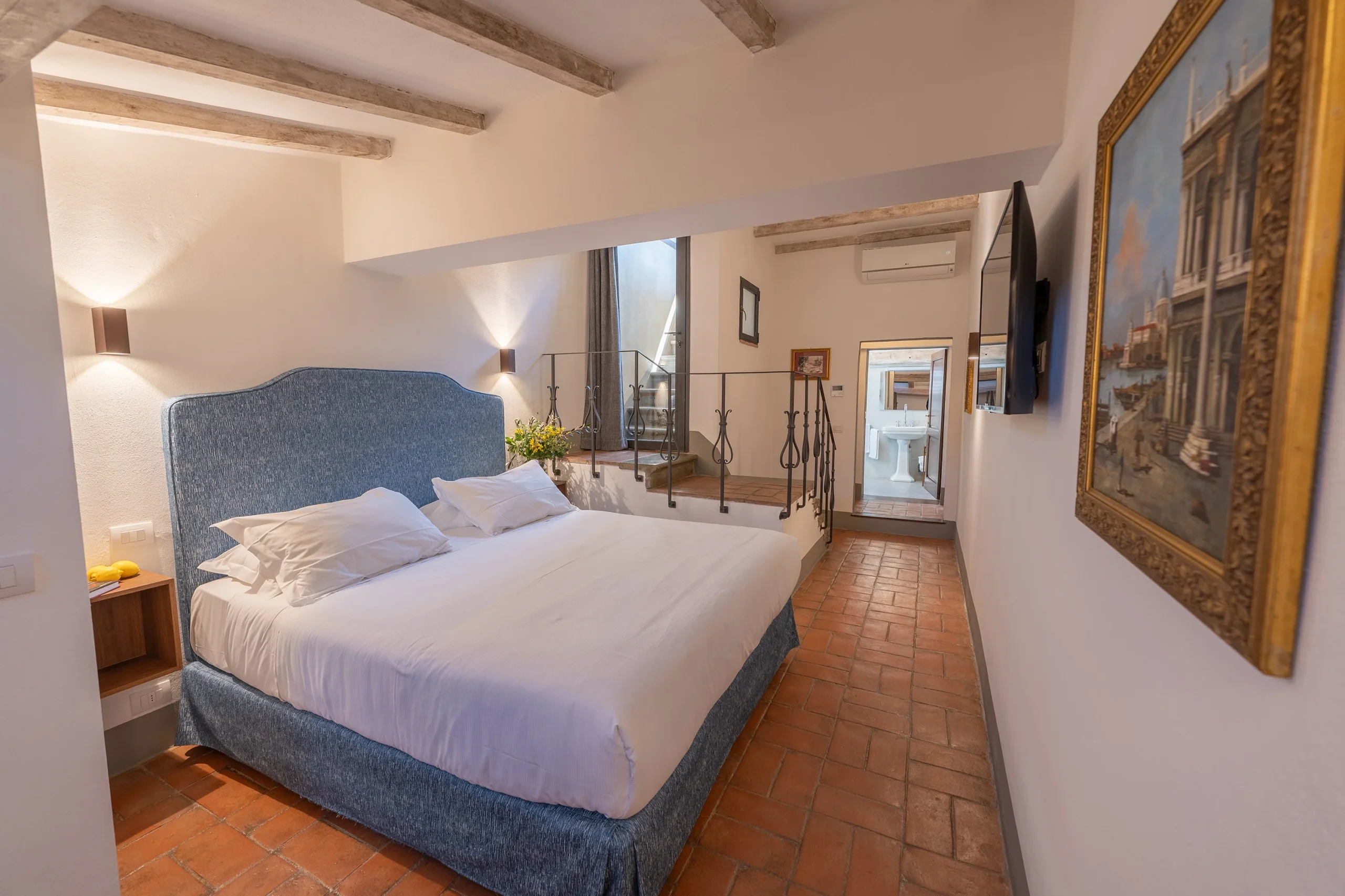Camera da letto elegante con bagno annesso.