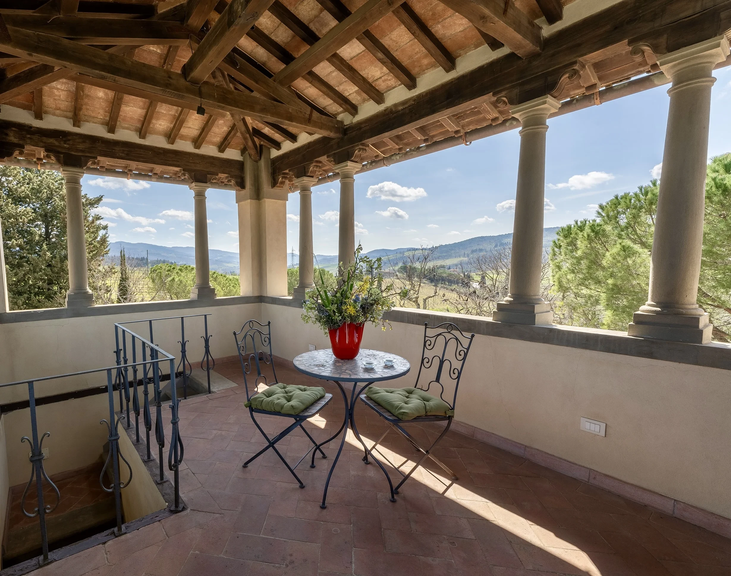 Terrazza rustica affacciata sul paesaggio collinare