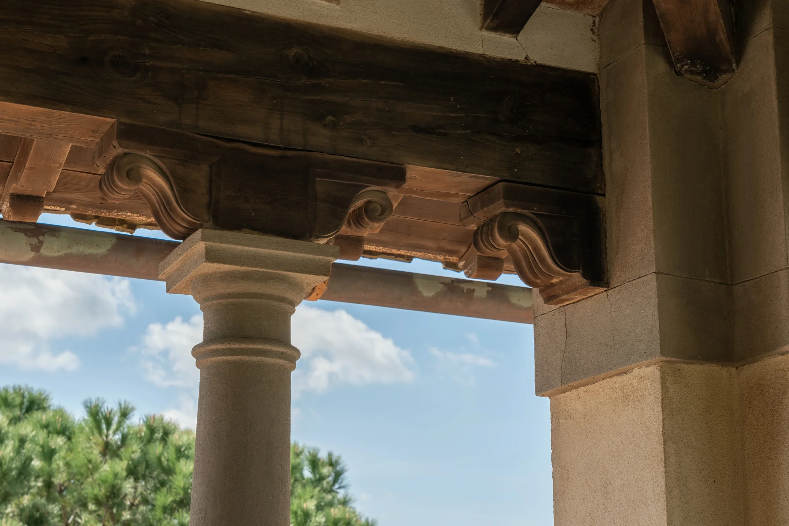 Colonna e decorazioni architettoniche in legno.