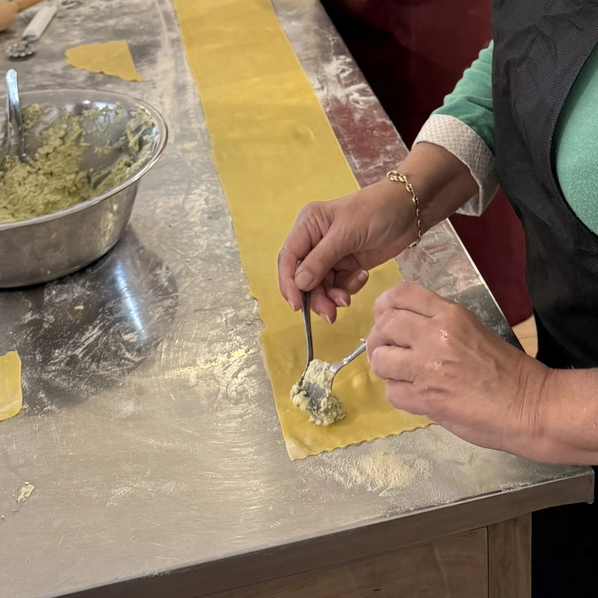 Preparazione pasta ripiena fatta a mano.