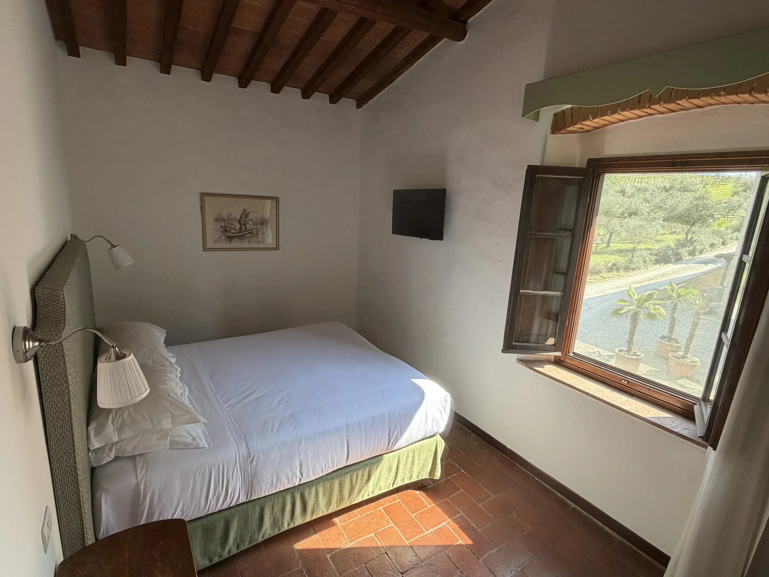 Camera da letto luminosa con finestra aperta.