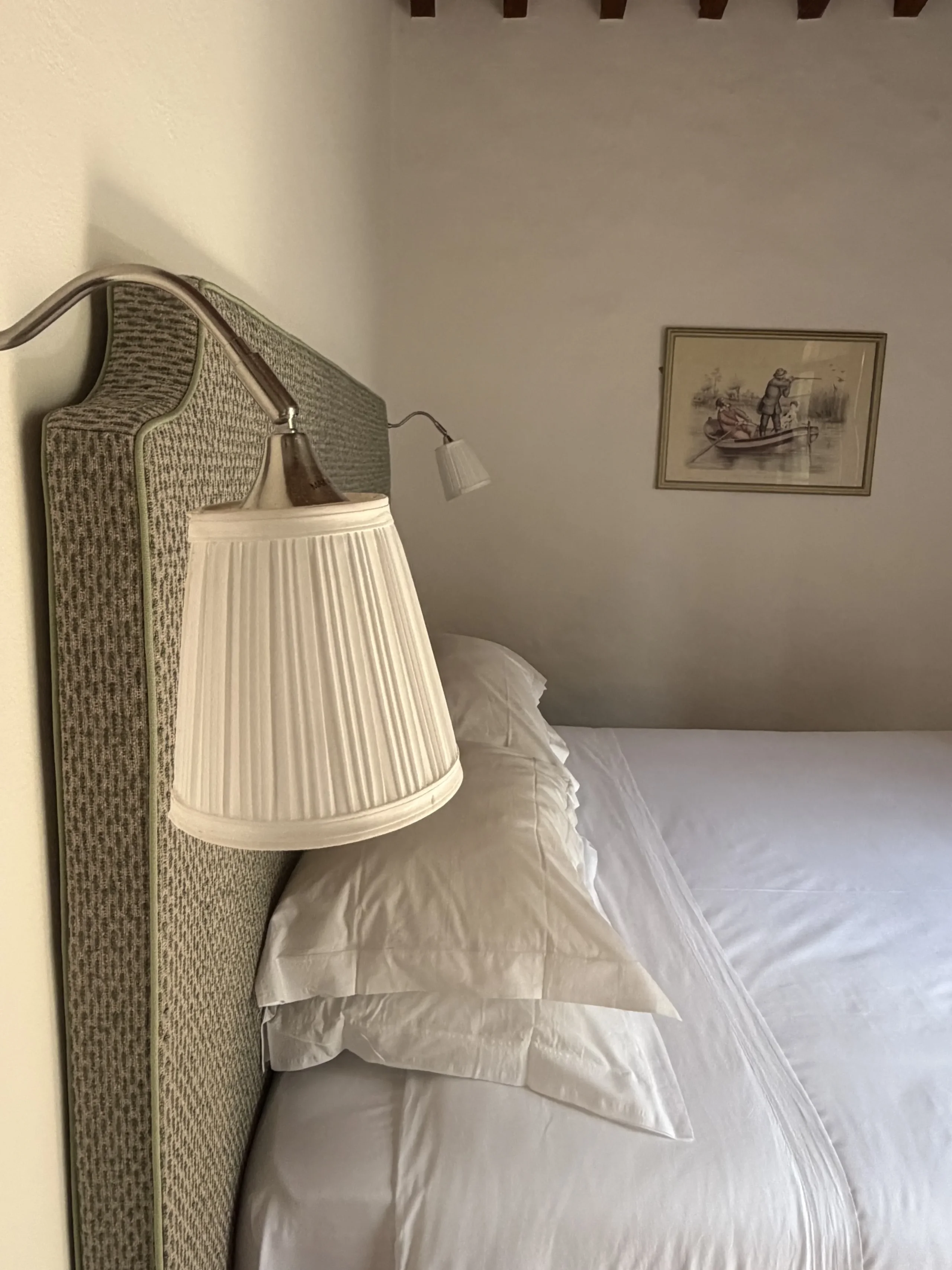 Camera da letto con lampada a parete.