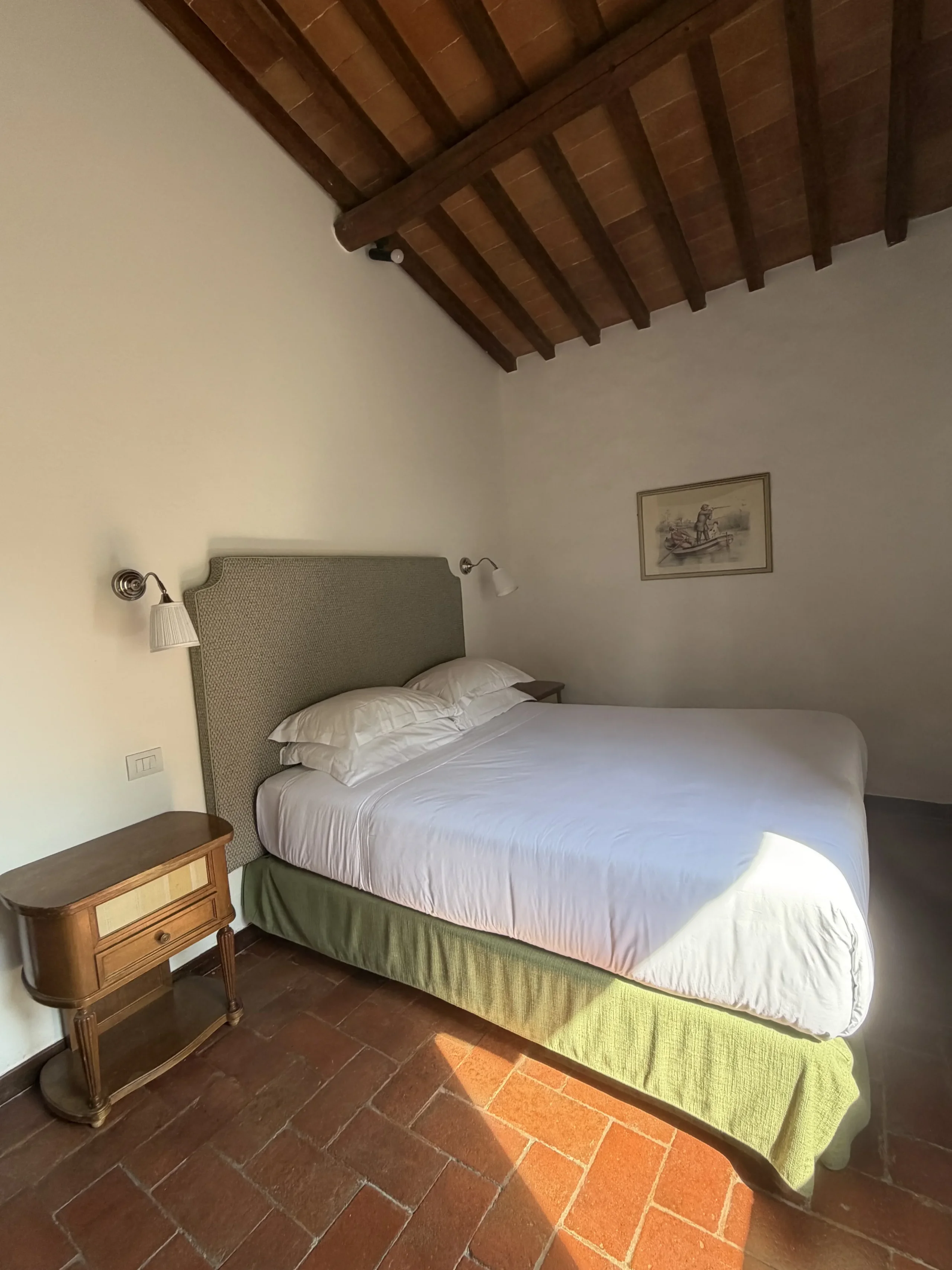 Camera da letto con letto matrimoniale e comodino.
