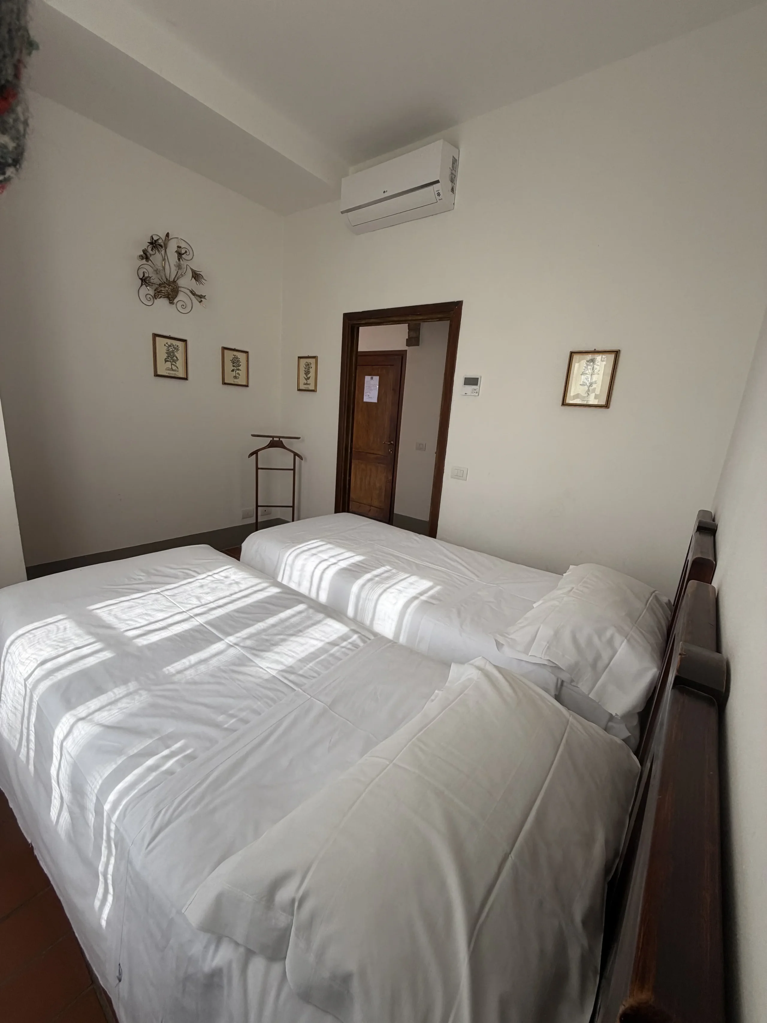 Camera con letti singoli e condizionatore d'aria.