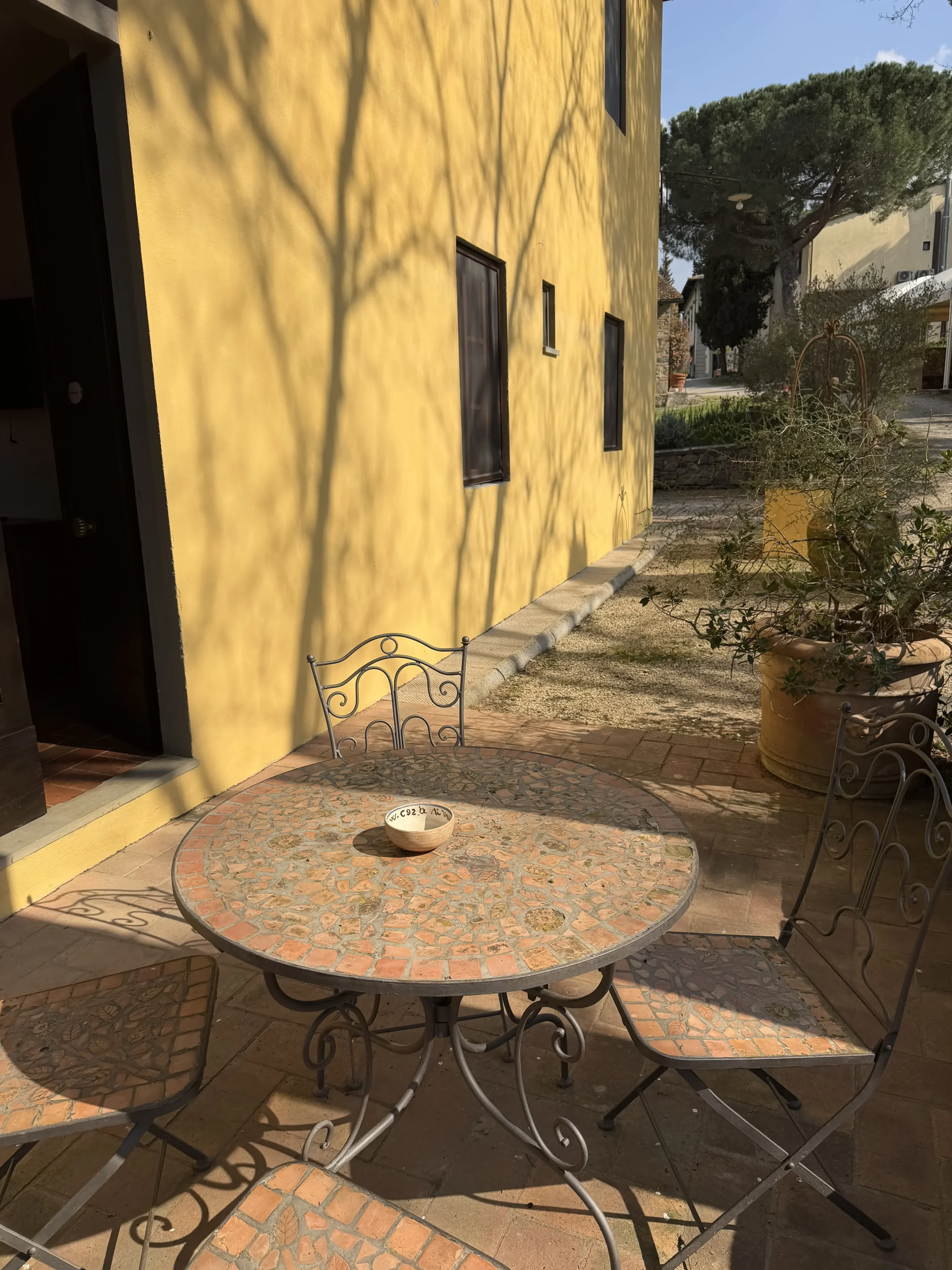 Tavolo in giardino vicino edificio giallo.